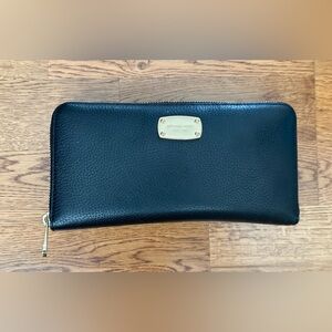 Micheal Kors Jet Set Zip Continental Leather Large Full Wallet in Black & Gold